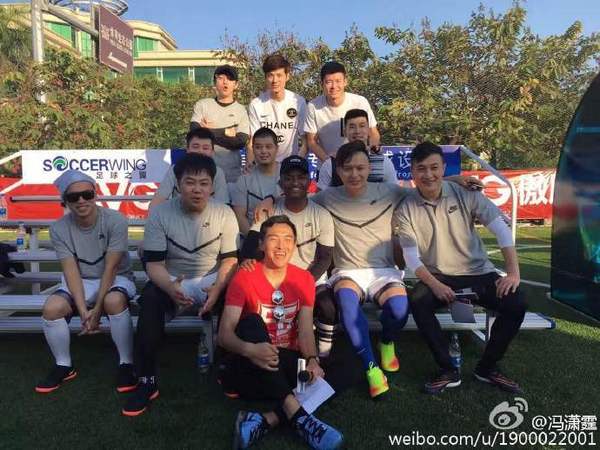 hakkında en son şirket haberleri Feng Xiaoting Charity Futbol Oyunu Dün Düzenlendi, Sevgiyi Çin Futbolunun Geleceğine Adadı  0