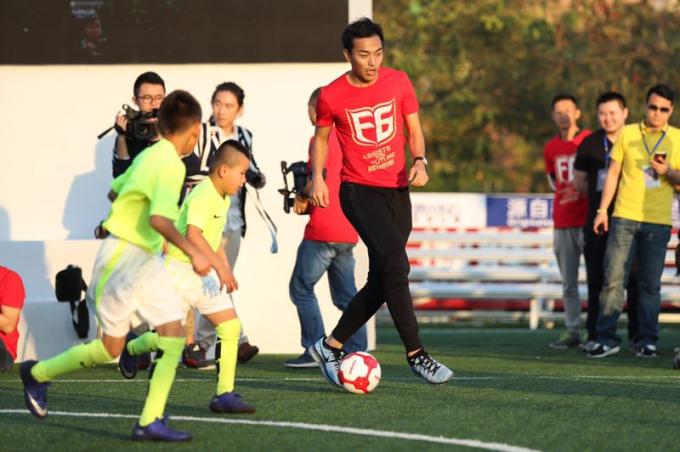 hakkında en son şirket haberleri Feng Xiaoting Charity Futbol Oyunu Dün Düzenlendi, Sevgiyi Çin Futbolunun Geleceğine Adadı  1