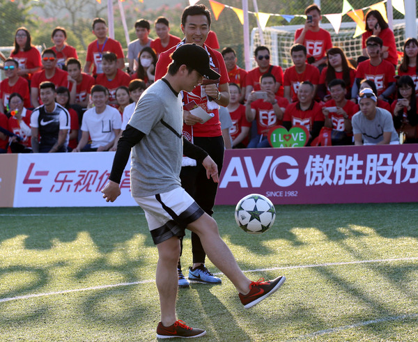 hakkında en son şirket haberleri Feng Xiaoting Charity Futbol Oyunu Dün Düzenlendi, Sevgiyi Çin Futbolunun Geleceğine Adadı  2