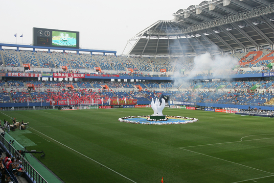 Çin Yüksek Dereceli Futbol Sahası Oyun Alanı Sentetik Çim 50MM Yığın Yüksekliği Çevre Dostu Tedarikçi