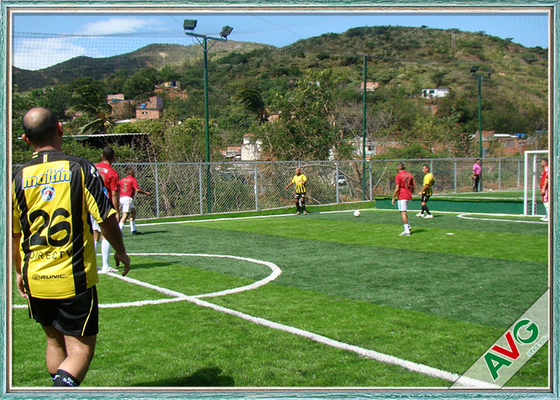 Çin Yüksek Yoğunluklu Futsal Çim Futbol Suni Çim UV Direnci PE 40mm Yükseklik Kaymaz Tedarikçi